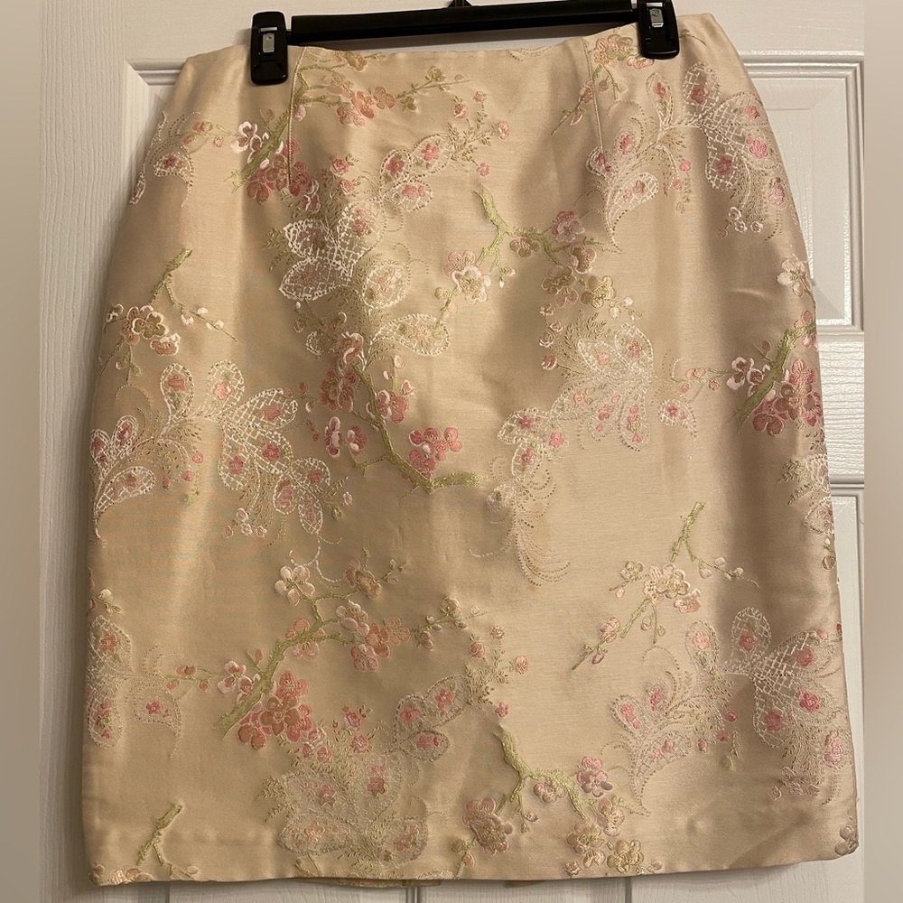 Kay Unger pencil skirt. Beige with flower embroidery design. Size 10.